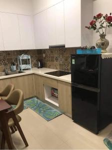 uma cozinha com uma máquina de lavar louça preta e um frigorífico preto em An Chúc H Homestay 1 Ngủ em HÆ°ng YÃªn