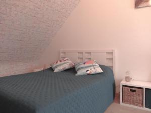 1 dormitorio con 1 cama con 2 almohadas en Maison Sarzeau, 3 pièces, 6 personnes - FR-1-639-102, en Sarzeau
