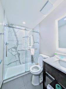 W łazience znajduje się prysznic, toaleta i umywalka. w obiekcie Days Inn by Wyndham Flagstaff I-40 w mieście Flagstaff