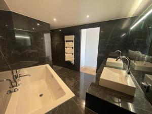 een badkamer met een wastafel, een bad en een wastafel bij Villa Les Issambres, 8 pièces, 14 personnes - FR-1-768-62 in Les Issambres