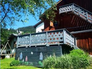 a building with a balcony on the side of it at Chalet Méribel, 3 pièces, 5 personnes - FR-1-180-610 in Les Allues