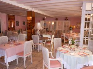 Reštaurácia alebo iné gastronomické zariadenie v ubytovaní Le Central