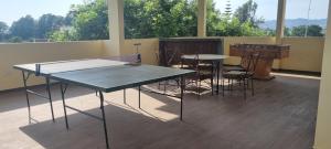 Habitación con 2 mesas de ping pong y sillas en El Bungalow de Don Guillermo de Imperial, 