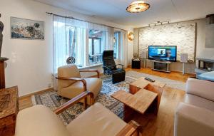 uma sala de estar com um sofá e uma televisão em 3 Bedroom Beautiful Home In Hgans em Höganäs