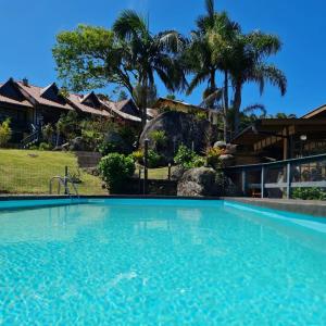 a large swimming pool in front of a house at Chalé Aconchegante in Garopaba