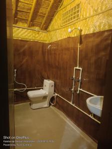 bagno con servizi igienici e lavandino di Goutham Guest House And Restaurant Hampi a Hampi