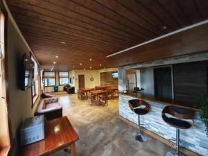 Ο χώρος του lounge ή του μπαρ στο Hotel Villarrica Centro