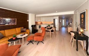 un soggiorno con divano e tavolo di Amazing Apartment In Sjusjen With Kitchen a Sjusjøen