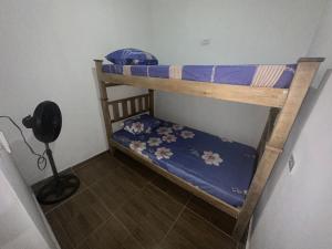 2 łóżka piętrowe w pokoju z wentylatorem w obiekcie Hostal el viajero w mieście Soledad