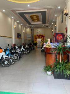 una fila de motocicletas estacionadas en un edificio en NHÀ NGHỈ THANH XUÂN- Có cho thuê xe máy và xuất hóa đơn, en Ấp Ðông An (1)