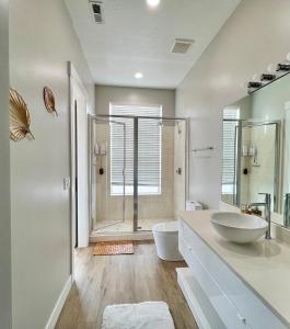 Canyon Mesa Oasis Luxury Stay near Lake Powell في بيغ ووتر: حمام مع حوض ومرحاض ودش