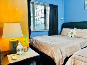 Banang BlueSky Homestay Batu Pahat 3Bedroom @14Pax tesisinde bir odada yatak veya yataklar