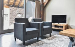 ein Wohnzimmer mit Stühlen und einem Flachbild-TV in der Unterkunft Stunning Home In Dwingeloo With House A Panoramic View in Dwingeloo
