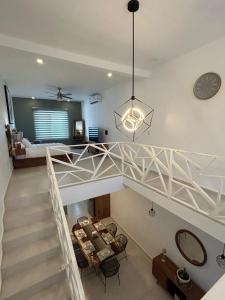 a room with a staircase and a chandelier at Kobikhome in Cancún