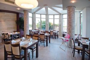 Reštaurácia alebo iné gastronomické zariadenie v ubytovaní Jeravi Club Hotel - All Inclusive