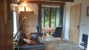 un soggiorno con divano e tavolo di In The Woods a Ballintogher