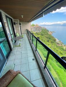 balcón con vistas al océano en Porto Real Resort 90m2 - 3 Cômodos frente MAR! TOP, en Mangaratiba