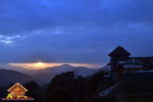 - une vue sur le coucher de soleil sur les montagnes dans l'établissement Astam farm house homestay, à Pokhara