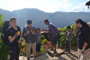 een groep mensen die foto's maken van de bergen bij Astam farm house homestay in Pokhara