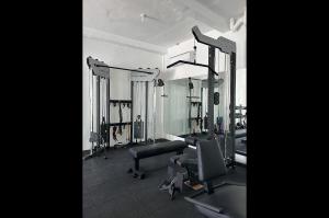 - une salle de sport avec des équipements d'exercice dans un bâtiment dans l'établissement La Pang Resort 라팡리조트, à Panglao