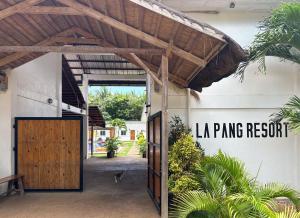 - l'entrée d'un bâtiment avec une porte en bois dans l'établissement La Pang Resort 라팡리조트, à Panglao
