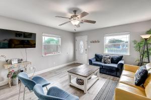 a living room with a couch and a table at Jewel's Peace of Paradise in Rockport