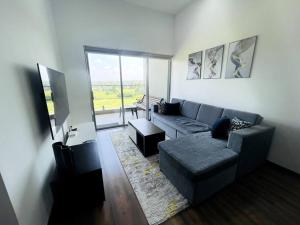 - un salon avec un canapé et une télévision dans l'établissement The Golf View, à Gonapola