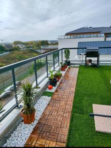 un balcón con plantas y césped en un edificio en Superbe appartement en Gagny