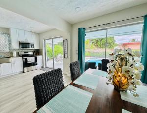 a kitchen and dining room with a table and chairs at Cozy Retreat, Close to Downtown in Fort Lauderdale