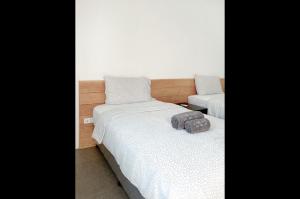 - une chambre avec deux lits et un canapé dans l'établissement La Pang Resort 라팡리조트, à Panglao