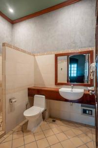 Sala Done Khone Hotel في Ban Khon: حمام مع مرحاض ومغسلة