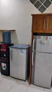 zwei Kühlschränke nebeneinander in einer Küche in der Unterkunft Villa CAPRICORNUS in Panyaweuyan