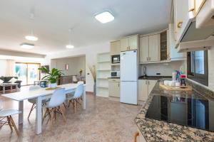 Η κουζίνα ή μικρή κουζίνα στο Villa close to Ibiza Town Sleeps 12