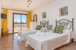 Ένα ή περισσότερα κρεβάτια σε δωμάτιο στο Villa close to Ibiza Town Sleeps 12 +35 φωτογραφίες