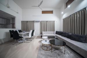 TsukisappuにあるTHE LUNA LOUNGEのソファとテーブルのあるリビングルーム