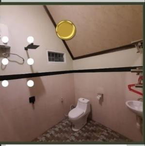 łazienka z toaletą i umywalką w obiekcie Kaliningrad Cottage w mieście Sidomukti