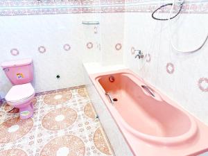 A bathroom at SOMROS KOHKONG GUESTHOUSE