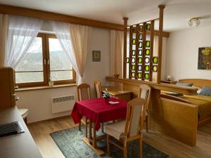 - un salon avec une table et une chambre dans l'établissement Samoobslužný hotel Vydra, à Srní