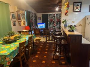 La maison près du Phare في Mahina: مطعم مع بار وغرفة طعام