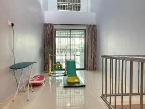 una camera con area giochi con tavolo e sedie di JJ&KK Homestay a Simpang