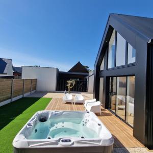 wanna z hydromasażem na pokładzie domu w obiekcie LES PORTSALLAISES piscine ou spa à 300m de la plage w mieście Ploudalmézeau