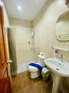 een badkamer met een toilet, een wastafel en een douche bij BT hotel Kata Beach in Kata Beach