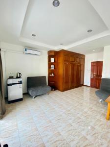 een woonkamer met 2 stoelen en een fornuis bij BT hotel Kata Beach in Kata Beach