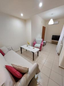 een woonkamer met een bank en een tafel bij ALMA central apartment in Chania