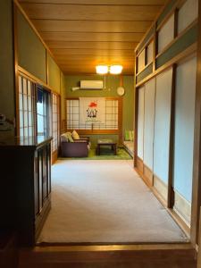 um corredor de uma casa com uma sala de estar em ゲストハウス Rei em Hongu