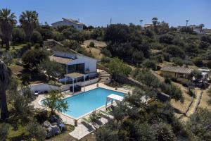 een luchtzicht op een villa met een zwembad bij Stunning apartment in the nature with dreamy view in Parrinello 