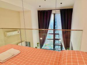 - une chambre avec un lit et un grand miroir dans l'établissement Eko Cheras时尚复式公寓Loft, à Kuala Lumpur