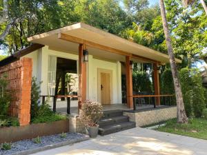 a small house with a porch and stairs at Tohsang Heritage Khongjiam in Khong Chiam