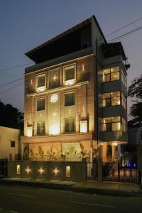un edificio con luces en el lateral. en Labels Hotel, en Nagpur