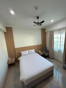 a bedroom with a bed and a ceiling fan at Safari Hotel in Nizwa